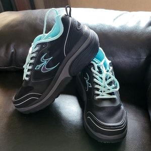 Gdefy comfort fit, size 9 in black and sea foam green.